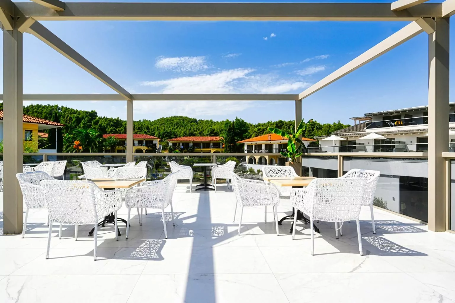 Pool Bar Bacchus - 4