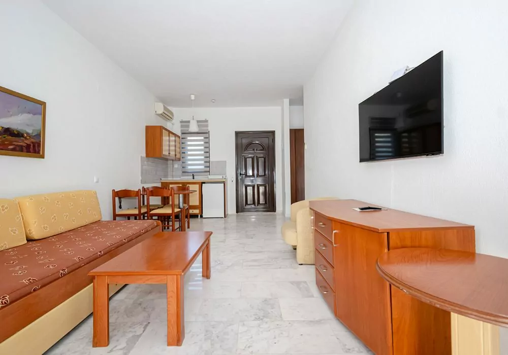 Apartment (partialy renovated) 2c