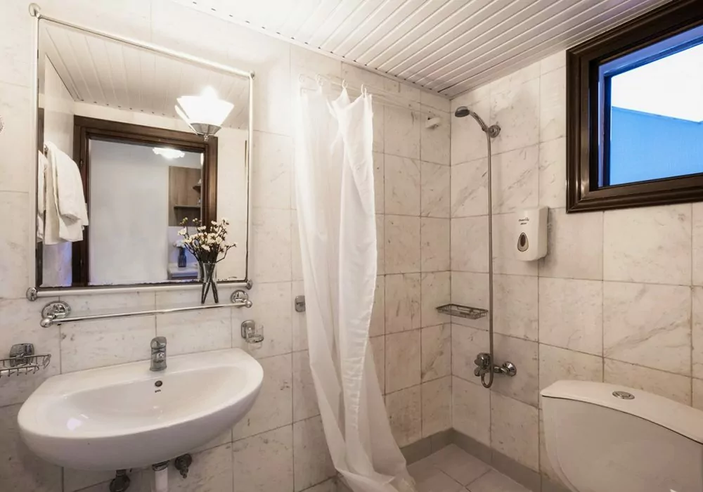 Family Apartment (non renovated) Bathroom 2